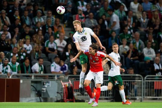 Hammarbys Lars Saetra i kamp om bollen med Kalmars Marcus