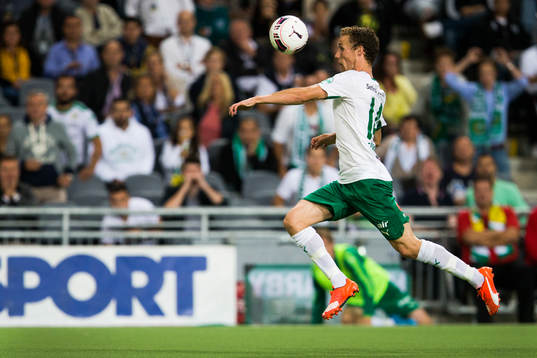 Hammarbys Fredrik Torsteinbö tar ner bollen