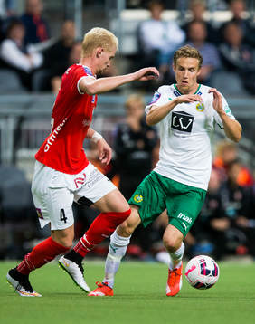 Kalmars Ludvig Öhman i kamp om bollen med Hammarbys