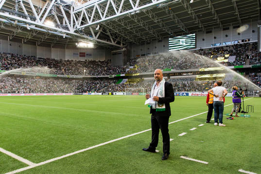 Hammarbys vd Henrik Kindlund talar till publiken innan