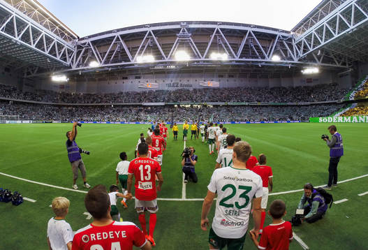 Kalmars och Hammarbys spelare gör entré på Tele2 Arena