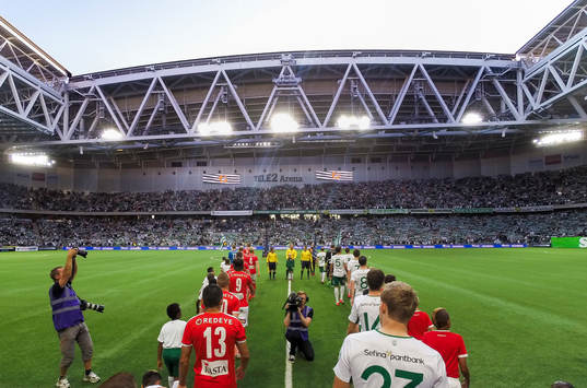 Kalmars och Hammarbys spelare gör entré på Tele2 Arena