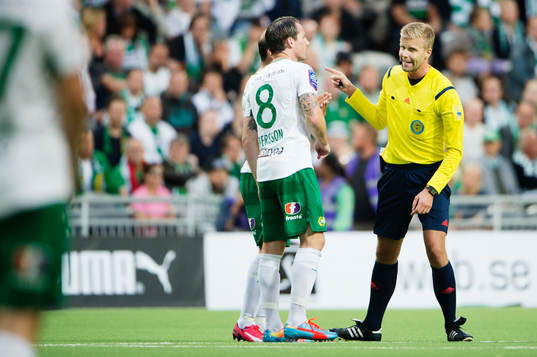 Hammarbys Johan Persson i konversation med domare Glenn