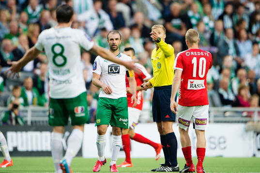 Hammarbys Johan Persson ifrågasätter domare Glenn Nyberg
