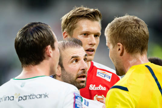 Hammarbys Kennedy Bakircioglu i diskussion med domaren