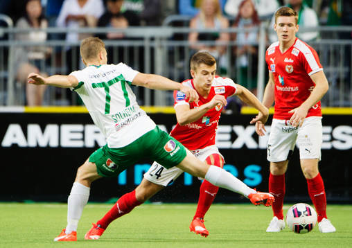 Kalmars Filip Sachpekidis i kamp om bollen med Hammarbys