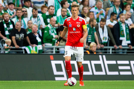 Kalmars Viktor Elm med bollen