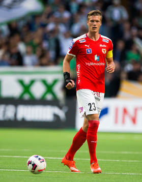 Kalmars Viktor Elm med bollen