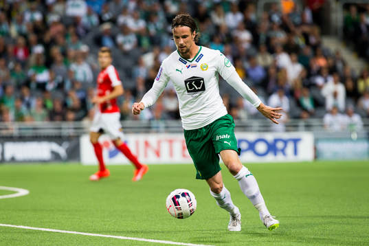 Hammarbys Linus Hallenius med bollen