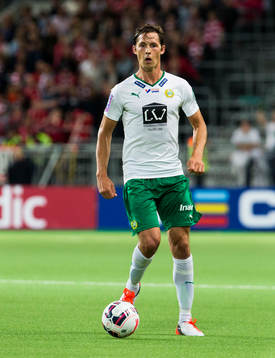 Hammarbys Philip Haglund  med bollen