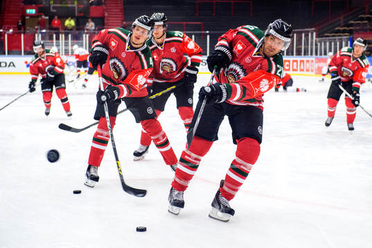 Frölundas Joel Lundqvist värmer upp innan ishockeymatchen