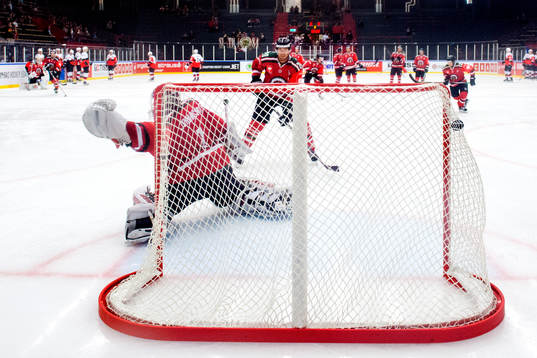 Frölundas Joel Lundqvist värmer upp innan ishockeymatchen