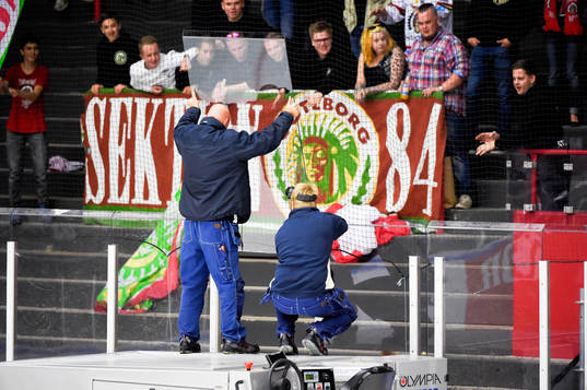 Vaktmästarna fick byta ett plexiglas som ramlade ur sin ram