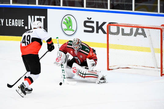 Frölundas målvakt Lars Johansson räddar en straff från