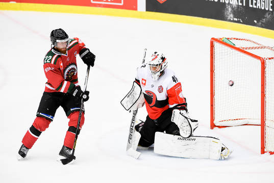 Frölundas Robin Figuren oroar framför Jyväskyläs