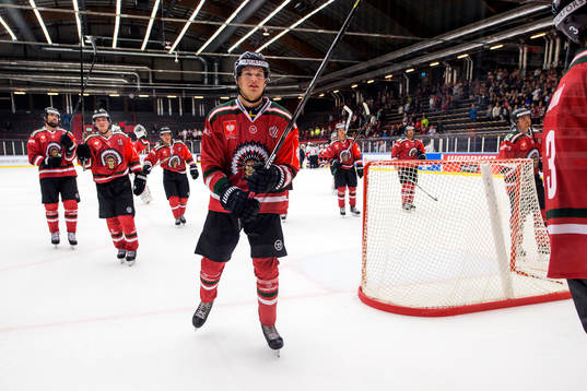 Frölundas Artturi Lehkonen och Jacob Larsson tackar