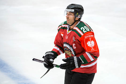 Frölundas Joel Lundqvist åker mot båset med en trasig