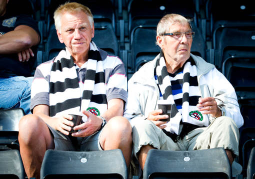 Två stycken Örebrosupportrar med halsdukar