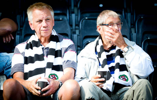 Två stycken Örebrosupportrar med halsdukar