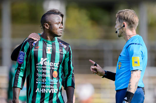Varbergs Nsima Peter och Domare Lars Olsson i diskussion