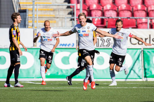 Örebros Martin Broberg jublar