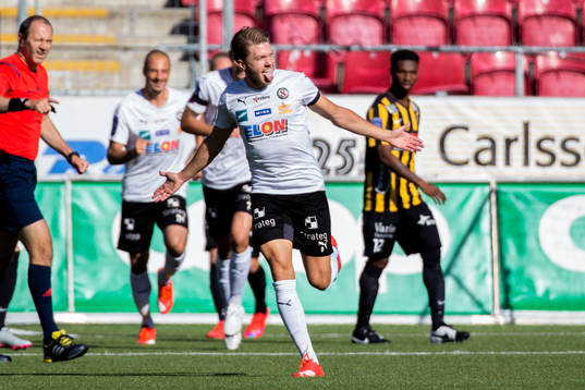Örebros Martin Broberg jublar