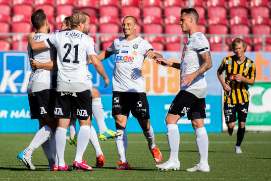 Örebros Martin Broberg jublar