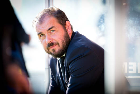 Örebros tränare Alexander Axén ser glad ut