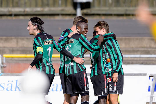 Varbergs Nsima Peter, i mitten,  jublar med laget