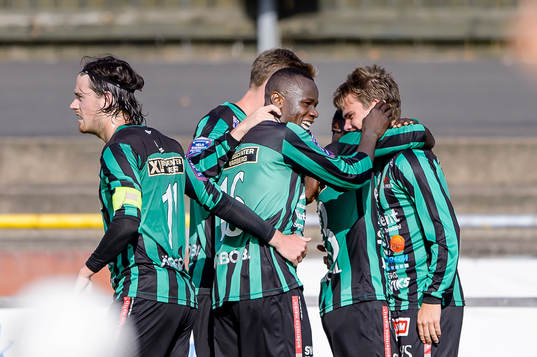 Varbergs Nsima Peter, i mitten,  jublar med laget