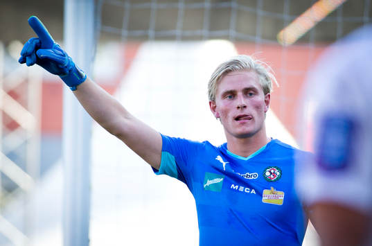 Örebros målvakt Jacob Rinne räddade straff och jublar