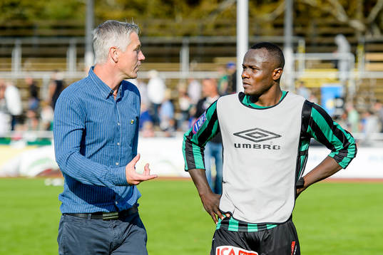 Varbergs tränare Jörgen Wålemark  och Nsima Peter