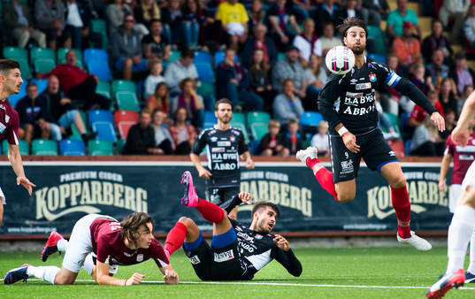 Örgrytes George Mourad med bollen, Qvidings Anders Alö