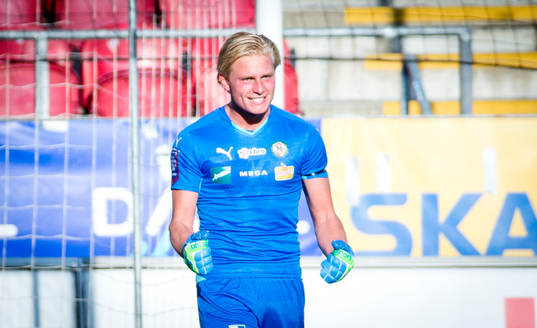Örebros målvakt Jacob Rinne jublar