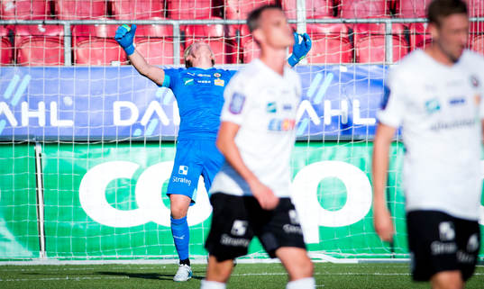 Örebros målvakt Jacob Rinne jublar