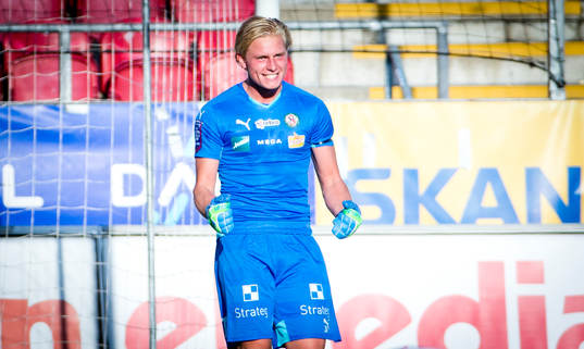 Örebros målvakt Jacob Rinne jublar