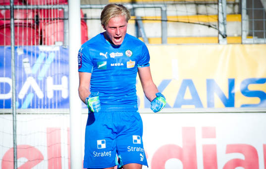 Örebros målvakt Jacob Rinne jublar