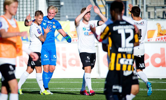 Örebros målvakt Jacob Rinne jublar