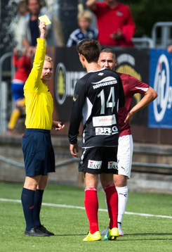 Domare Fredrik Klitte ger gult kort