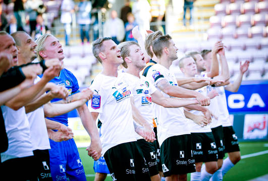 Örebros målvakt Jacob Rinne jublar