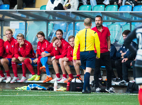 Domare Fredrik Klitte varnar Örgrytes tränare Marcus Lantz