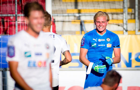 Örebros målvakt Jacob Rinne jublar