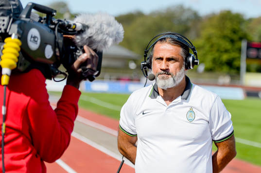 Athletics tränare Özcan Melkemichel före fotbollsmatchen