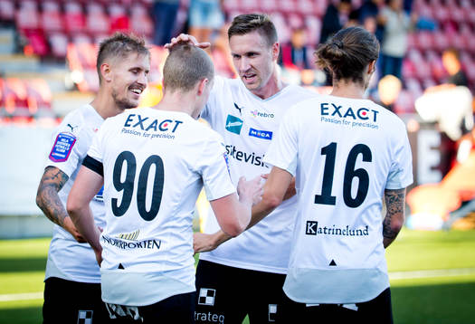Örebros Daniel Gustavsson gör 2-0 och jublar med Daniel