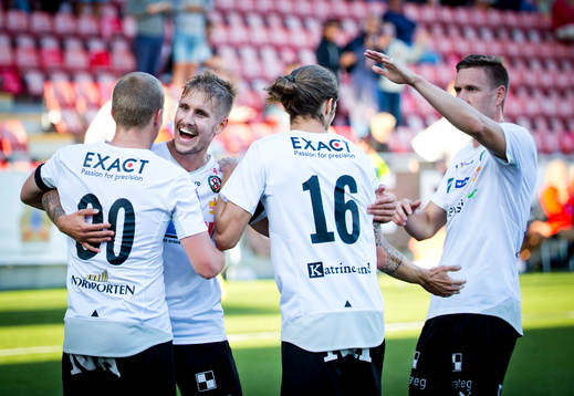 Örebros Daniel Gustavsson gör 2-0 och jublar med Daniel