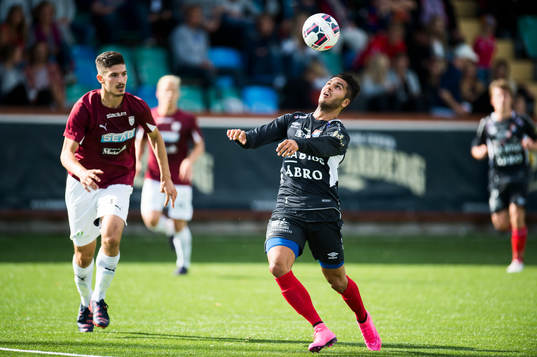 Örgrytes William Atashkadeh tar ned bollen och Qvidings