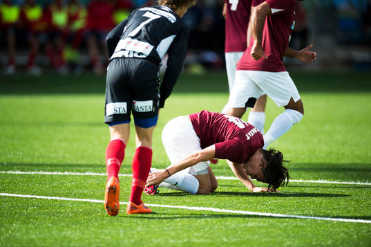Qvidings Anders Alö grinar illa