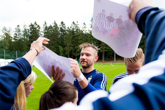 IFK Göteborgs målvakt John Alvbåge skriver autografer