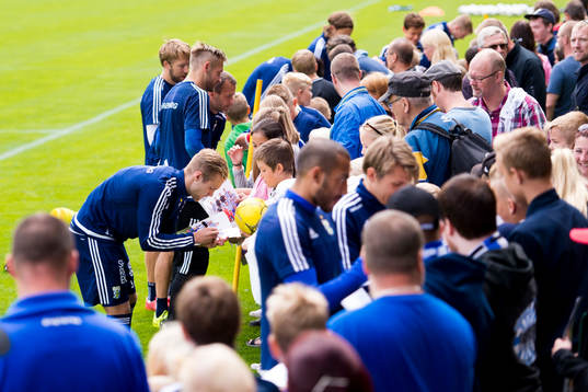 IFK Göteborgs Gustav Engvall mfl skriver autografer