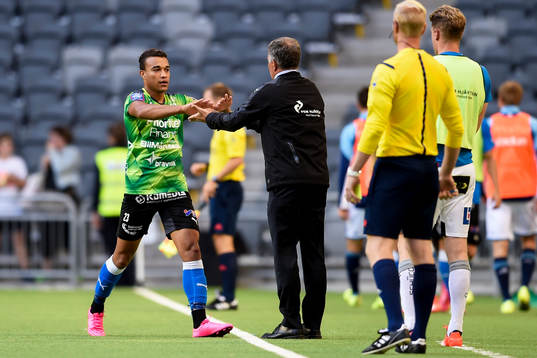 Halmstads Matthew Rusike jublar
